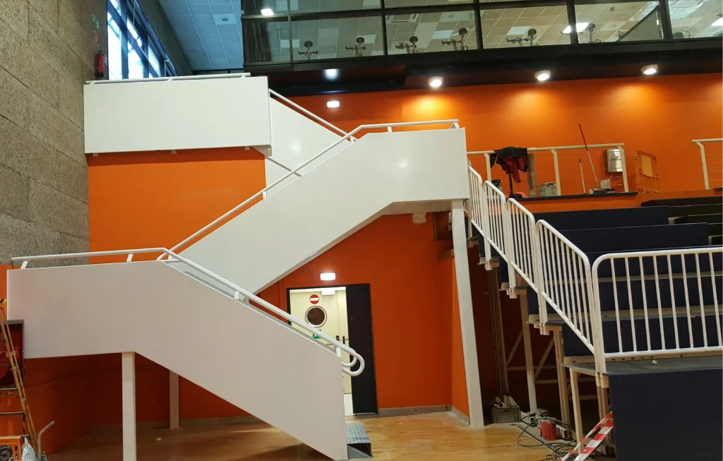 Pintura industrial antideslizante para escaleras de interior y exterior.